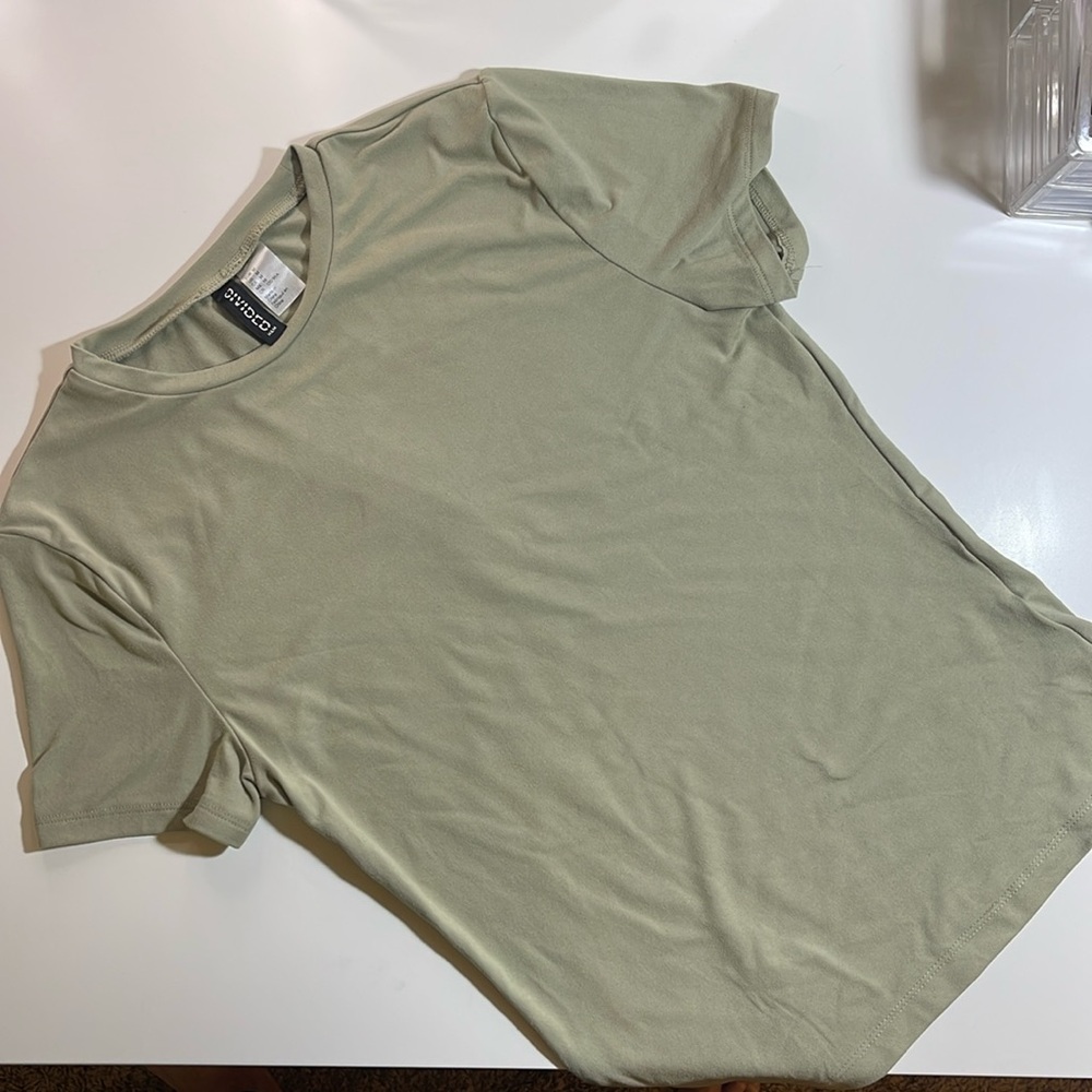 H&M | Tight Fit Tshirt | Size: M